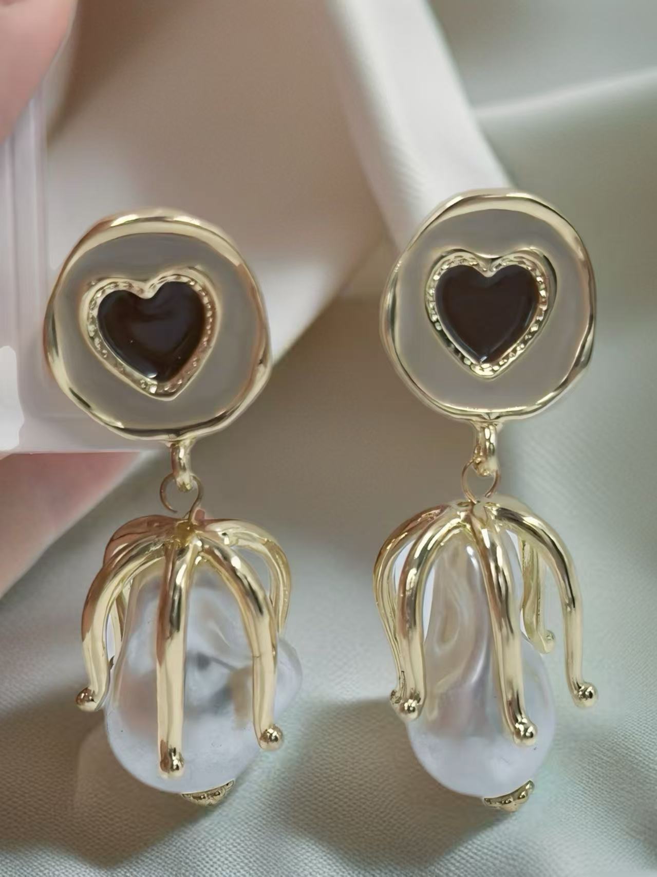 Romantic Heart Drop Earrings – Vintage Gold Style