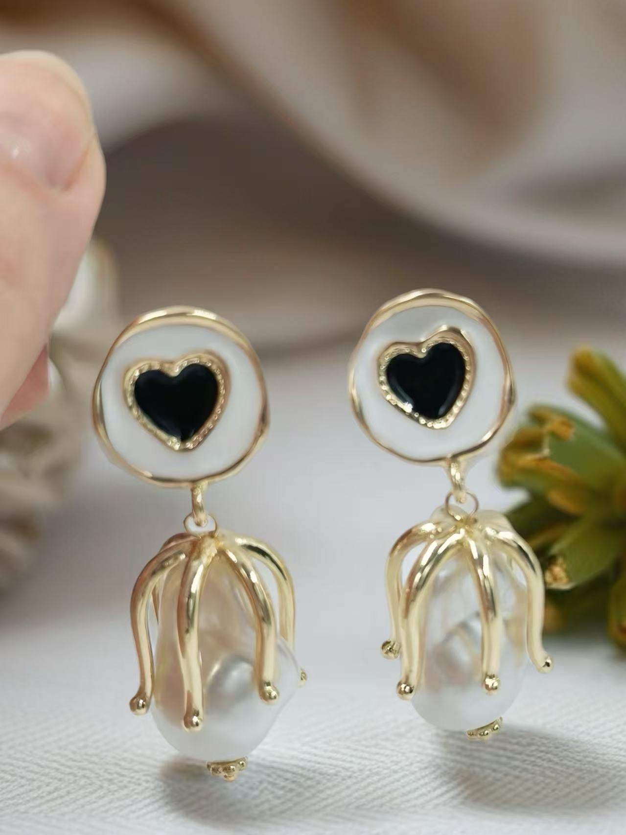 Romantic Heart Drop Earrings – Vintage Gold Style