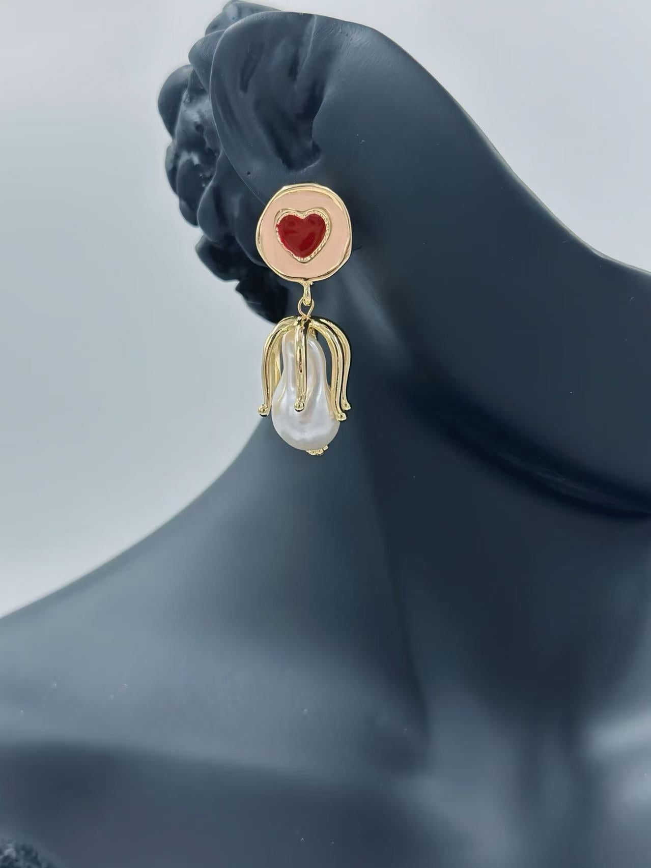 Romantic Heart Drop Earrings – Vintage Gold Style