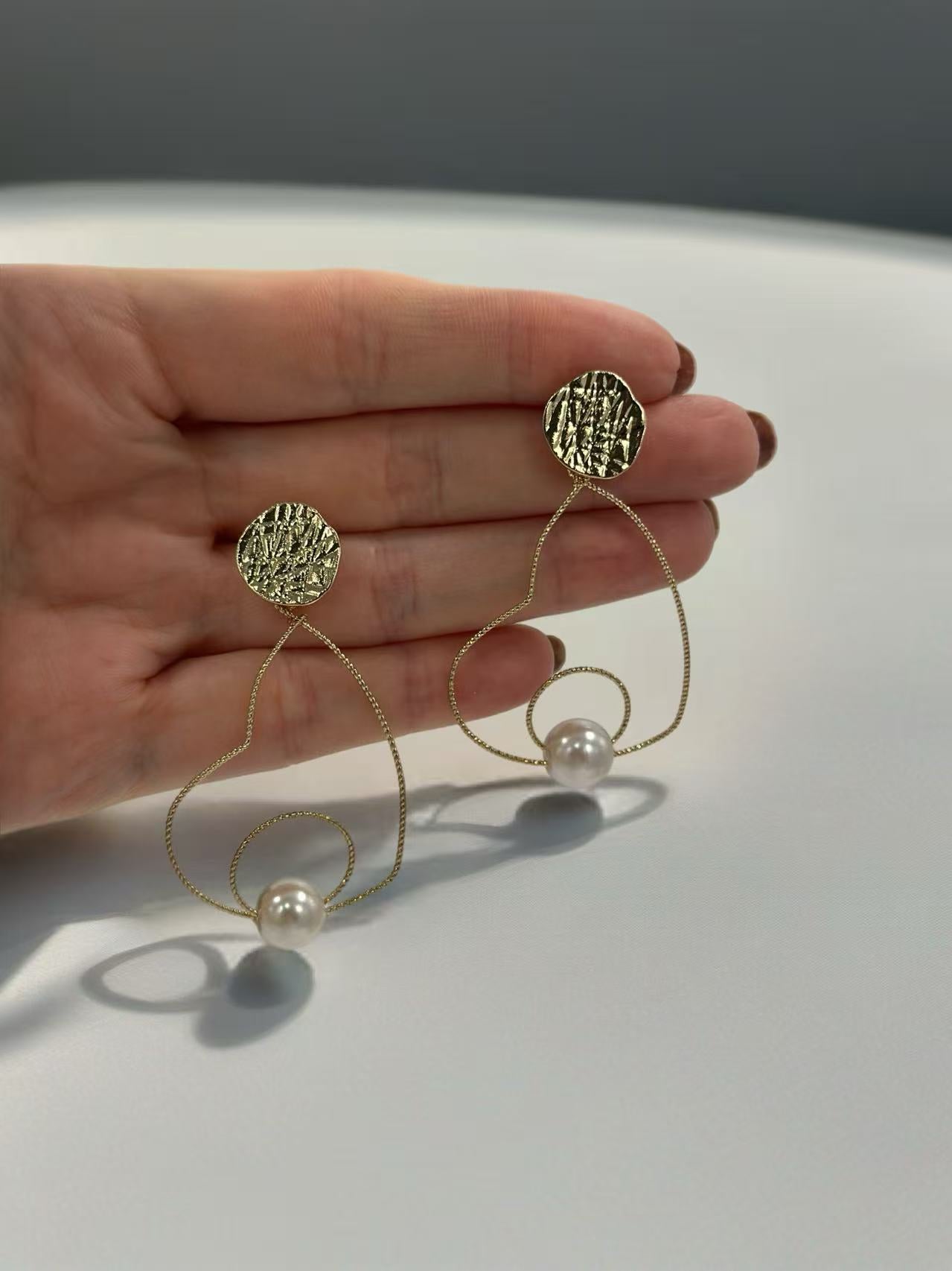 Elegant Heart-Shaped Wire Earrings with Pearl Accents